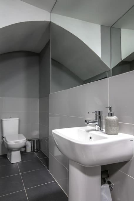 The V.I.P Suite - Sleeps 24! Best For Large Groups Liverpool Exteriör bild