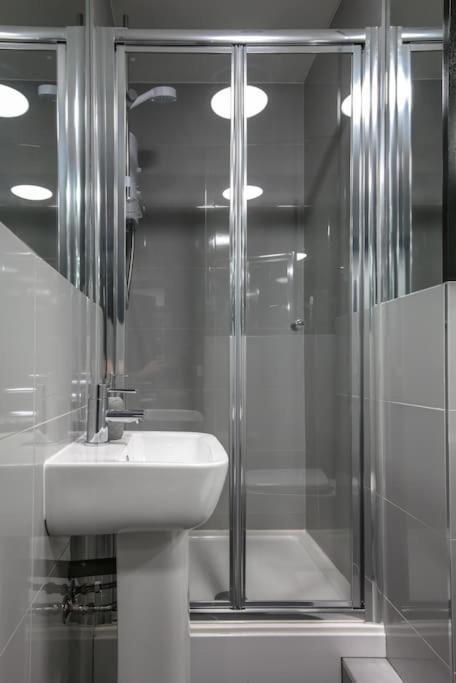 The V.I.P Suite - Sleeps 24! Best For Large Groups Liverpool Exteriör bild