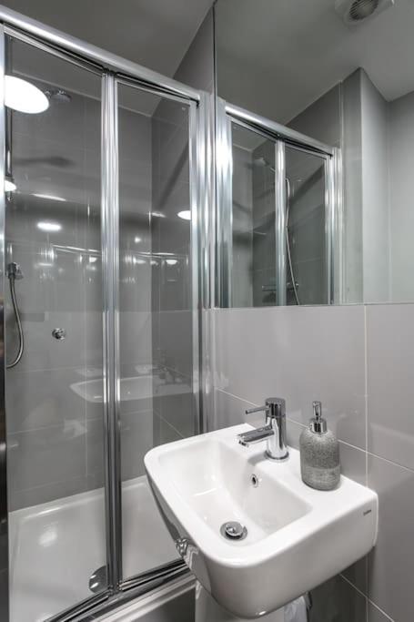 The V.I.P Suite - Sleeps 24! Best For Large Groups Liverpool Exteriör bild
